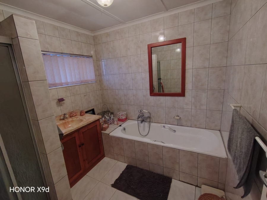 5 Bedroom Property for Sale in Heuwelsig Free State